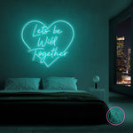 LED-neonskilt i hjerteform «Lets be Wild Together», turkis glød.