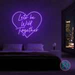 LED-neonskilt i hjerteform «Lets be Wild Together», lilla glød.