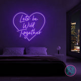 LED-neonskilt i hjerteform «Lets be Wild Together», lilla glød.