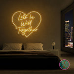 LED-neonskilt i hjerteform «Lets be Wild Together», varm hvit glød.