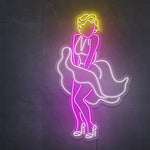 LED-neonskilt med Marilyn Monroe i rosa og lilla neonlys, gult hår
