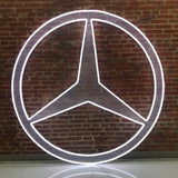 LED-neonskilt med rund ramme og Mercedes-stjerne, hvitt lys