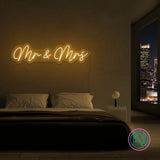 LED-neonskilt med «Mr & Mrs» i varm hvit glød