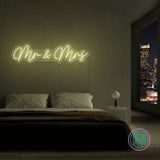 LED-neonskilt med «Mr & Mrs», gul neonbelysning