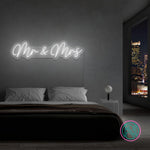 LED-neonskilt med «Mr & Mrs» i hvit glød