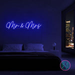 LED-neonskilt med «Mr & Mrs» i blå glød