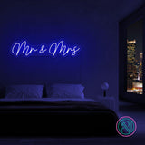 LED-neonskilt med «Mr & Mrs» i blå glød