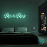LED-neonskilt med «Mr & Mrs» i grønn/blå glød