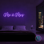 LED-neonskilt med «Mr & Mrs» i lilla glød
