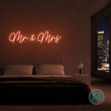 LED-neonskilt med «Mr & Mrs» i oransje glød