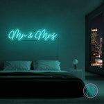 LED-neonskilt med «Mr & Mrs» i grønn/blå glød