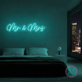 LED-neonskilt med «Mr & Mrs» i grønn/blå glød