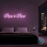 LED-neonskilt med «Mrs & Mrs», lys rosa neonbelysning