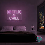 LED neonskilt NETFLIX & CHILL med rosa-lilla neonlys.