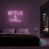 LED neonskilt NETFLIX & CHILL med rosa-lilla neonlys.