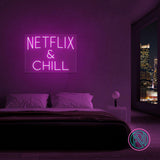 LED neonskilt NETFLIX & CHILL med lilla neonlys.