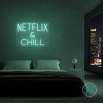 LED neonskilt NETFLIX & CHILL med grønnblått neonlys.