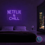 LED neonskilt NETFLIX & CHILL med fiolett neonlys.