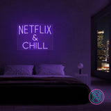 LED neonskilt NETFLIX & CHILL med fiolett neonlys.