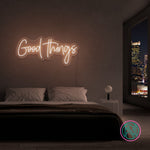 LED-neonskilt med teksten «Good Things», varmt hvitt neonlys