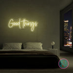 LED-neonskilt med teksten «Good Things», gulgrønt neonlys