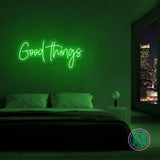LED-neonskilt med «Good Things» i lysende grønn skrift.