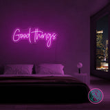 LED-neonskilt med «Good Things» i lysende fiolett skrift.