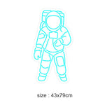 LED neonskilt med astronautmotiv i lys cyan, frontvisning.