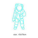 LED neonskilt med astronautmotiv i lys cyan, frontvisning.