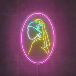 LED-neonskilt med oval kontur og kvinnefigur i neon, rosa kant med blå og gul linjer