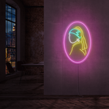 LED-neonskilt med oval kontur og kvinnefigur i neonlinjer, rosa kant og farger