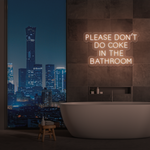 Neonskilt med tekst «Please don’t do coke in the bathroom» i varm glød