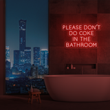 Neonskilt med tekst «Please don’t do coke in the bathroom» i rød glød