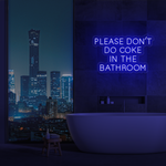 Neonskilt med tekst «Please don’t do coke in the bathroom» i blå glød