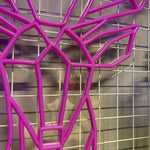 LED neonskilt, nærbilde av hot pink hjortehorn og linjer