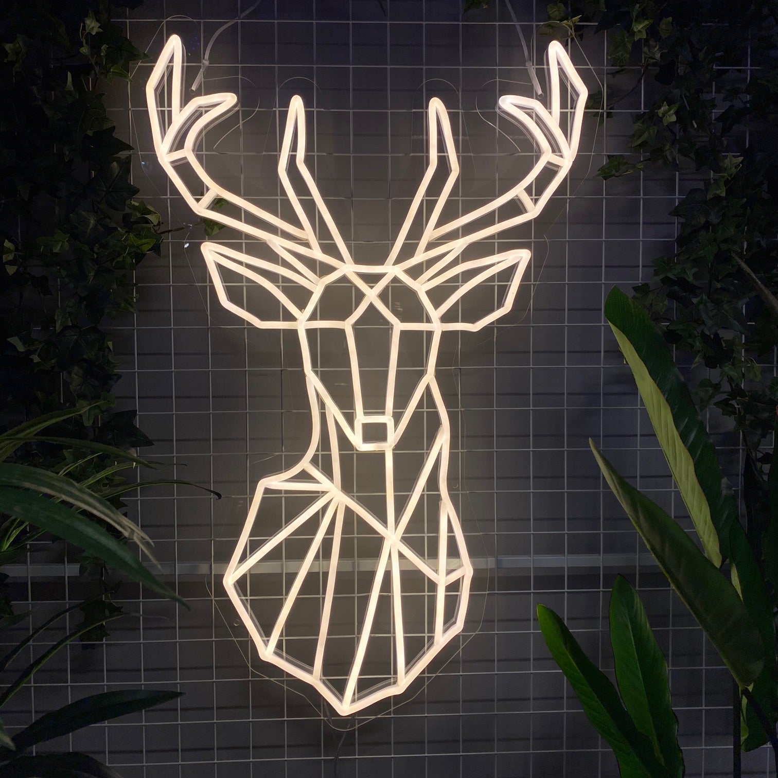 LED-neonskilt med reinsdyrmotiv, lysende varm hvit kontur