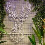 LED-neonskilt med reinsdyrmotiv, lysende hvit kontur