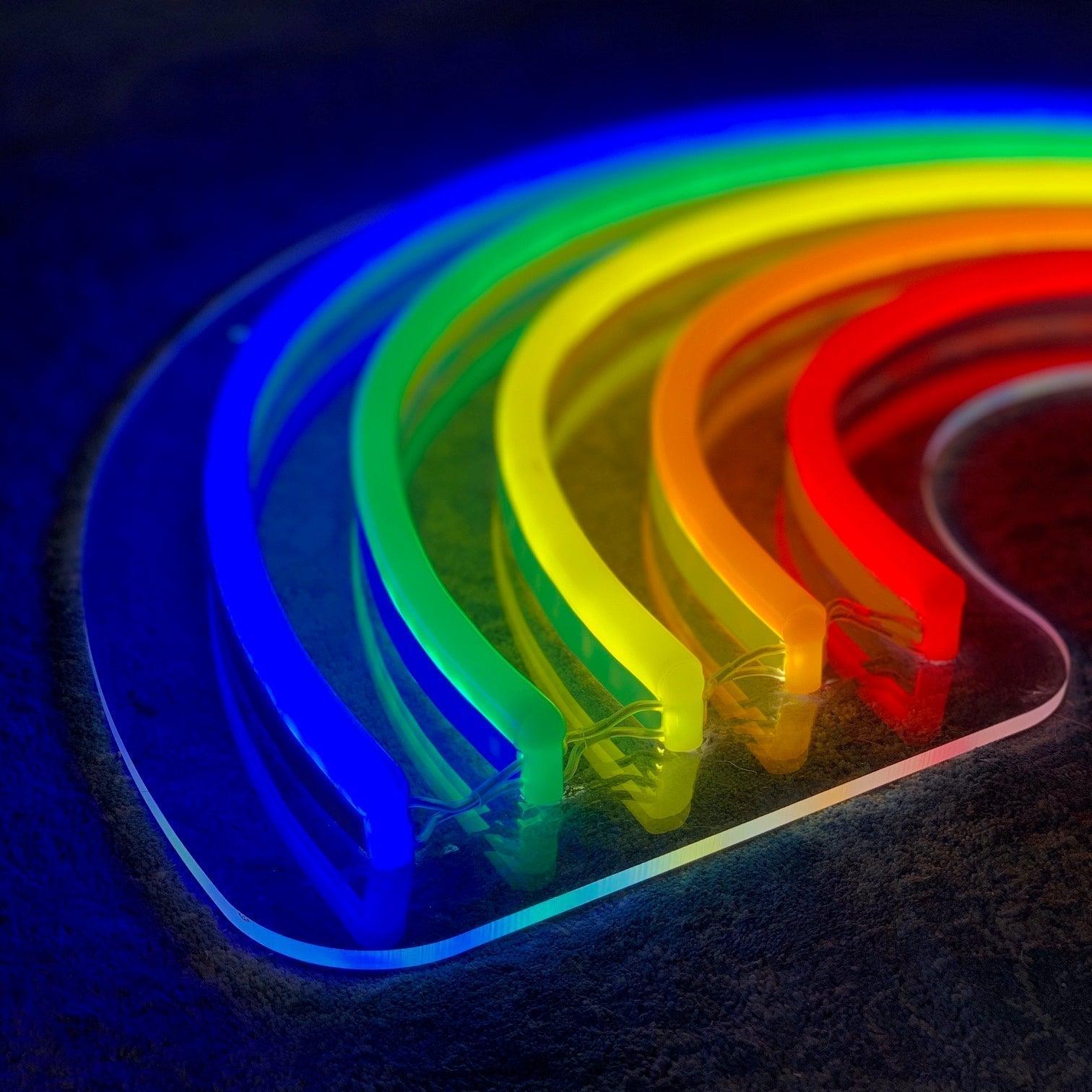 Regnbue LED-neonskilt sett fra siden, buet lys i regnbuefarger.