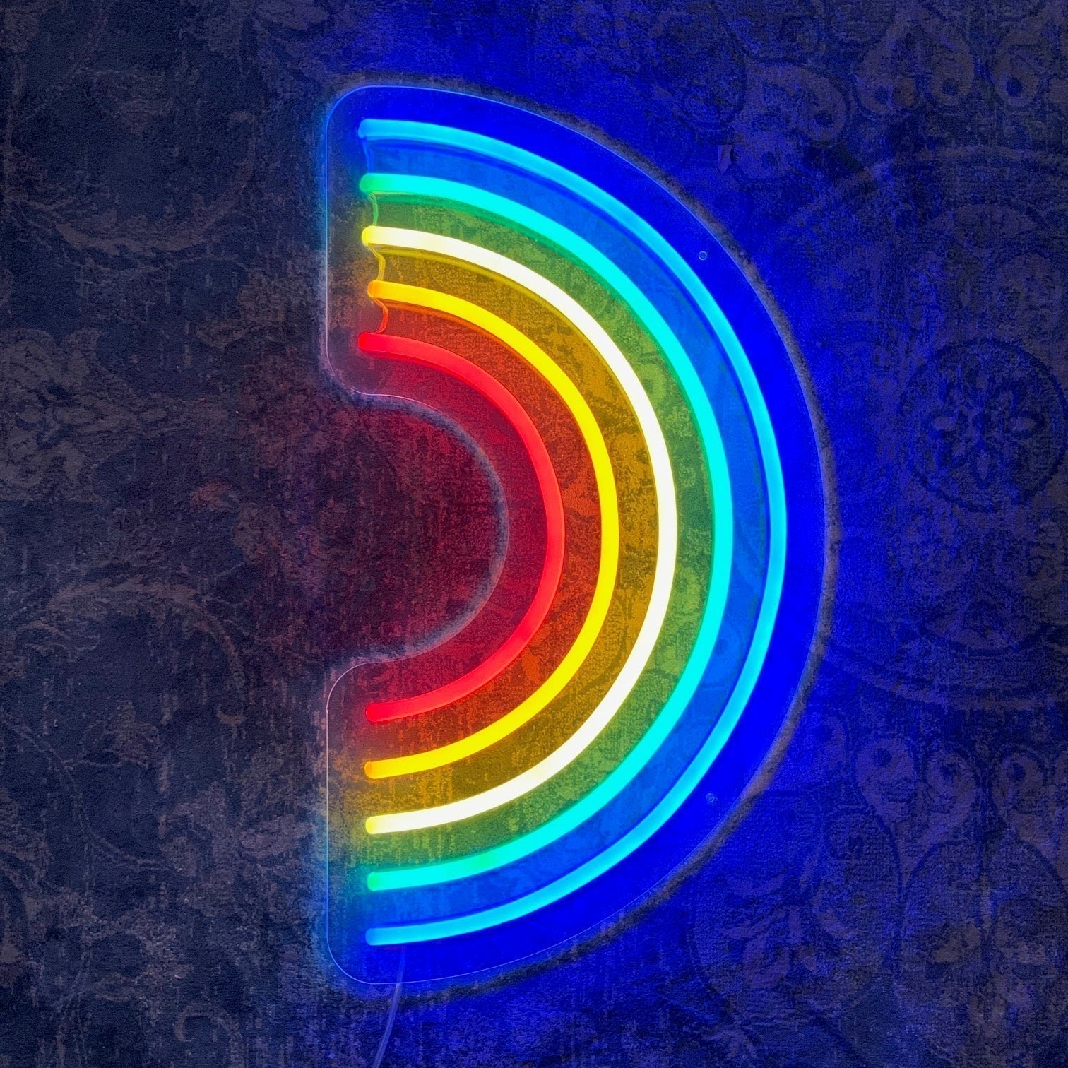 Regnbue LED-neonskilt i bokstavform D med buet lys i flere farger.