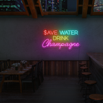 LED-neonskilt: “SAVE WATER / DRINK / Champagne” i rødt, cyan og rosa