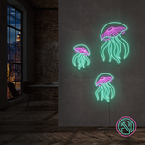 LED-neonskilt med manet-motiv, grønn og rosa konturlys på vegg