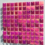 Glitrende veggplate med kvadratiske metallbiter i rosa og magenta farget glans