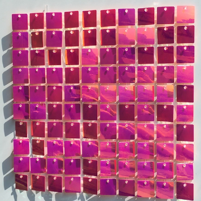 Glitrende veggplate med kvadratiske metallbiter i rosa og magenta farget glans