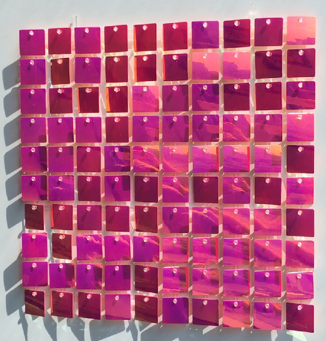 Glitrende veggplate med kvadratiske metallbiter i rosa og magenta farget glans