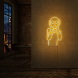 LED-neonskilt med kontur av skrikende figur, lysende gul