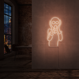 LED-neonskilt med kontur av skrikende figur, lysende varm hvit