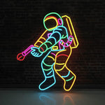 LED-neonskilt i flerfargede konturer, form som astronaut i romdrakt.