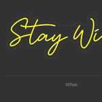 LED neonskilt «Stay Wild» 107 x 37 cm, gul skrift