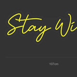 LED neonskilt «Stay Wild» 107 x 37 cm, gul skrift
