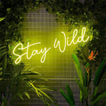 LED neonskilt i gult med teksten «Stay Wild»